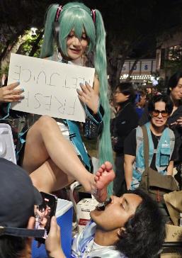 美国加州漫展COSER现场贩售冰鲜泡脚水 一口5美元 一杯7美元-百货之家