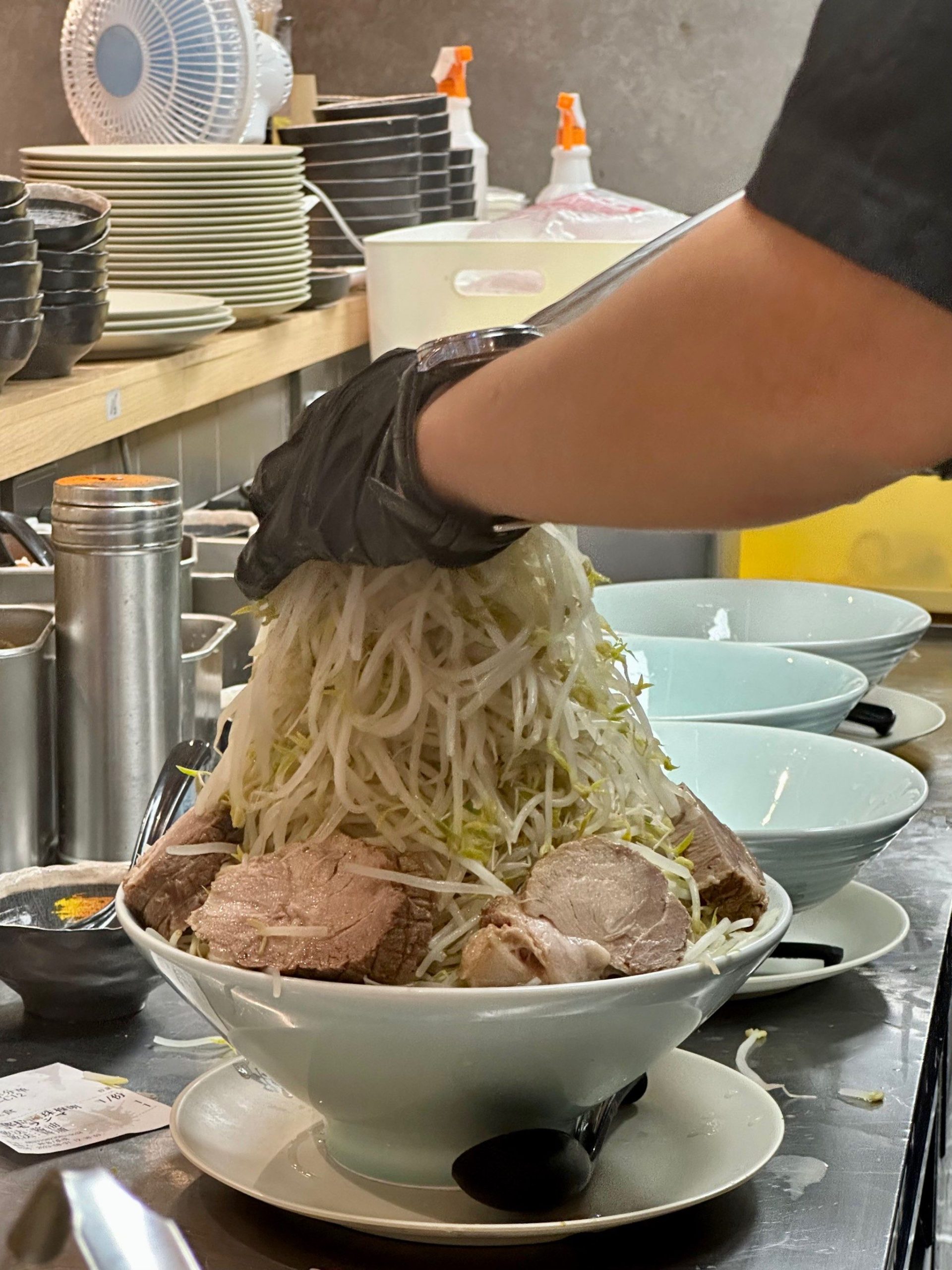 位于东池袋的大胜轩篠屋的12公斤拉面挑战，至今无人能吃完。-百货之家