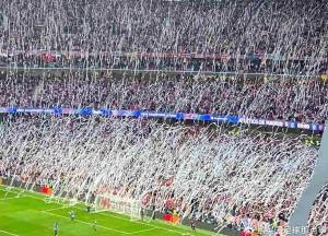 球场纸巾雨，很震撼，很不环保-百货之家